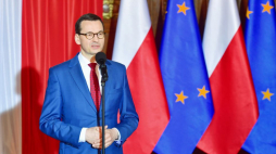 Premier Mateusz Morawiecki podczas uroczystości podniesienia flagi państwowej na budynku Zachodniopomorskiego Urzędu Wojewódzkiego w Szczecinie. Fot. PAP/M. Bielecki