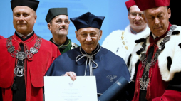 Ksiądz profesor Michał Heller (C) oraz rektor Politechniki Rzeszowskiej Tadeusz Markowski (P) podczas uroczystości nadania księdzu Hellerowi tytułu i godności doktora honoris causa Politechniki Rzeszowskiej. Fot. PAP/D. Delmanowicz