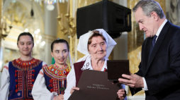 Wicepremier, minister kultury i dziedzictwa narodowego Piotr Gliński (P) oraz śpiewaczka Anna Andruszkiewicz (2P) na uroczystości wręczenia Nagród im. Oskara Kolberga „Za zasługi dla kultury ludowej”. Fot. PAP/L. Szymański