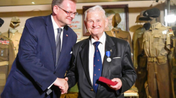 Warszawa, 28.05.2019. Szef Urzędu do Spraw Kombatantów i Osób Represjonowanych Jan Józef Kasprzyk podczas wręczenia odznaczenia żołnierzowi Armii Krajowej Bogusławowi Nizieńskiemu . PAP/P. Nowak