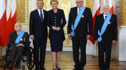 Warszawa, 03.05.2019. Para prezydencka Andrzej Duda (2L) i Agata Kornhauser-Duda (3L) oraz odznaczeni, po uroczystości wręczenia Orderów Orła Białego na Zamku Królewskim, w 228. rocznicę uchwalenia Konstytucji 3 maja. Prezydent odznaczył b. opozycjonistę Czesława Bieleckiego (2P), rzeźbiarza Wincentego Kućmę (P) oraz żołnierza AK, badacza tragedii polskiej ludności na Wołyniu w czasie II wojny światowej Władysława Siemaszkę (L). Fot. PAP/R. Guz