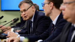 Warszawa, 14.05.2019. Arkadiusz Mularczyk (C) podczas ostatniego posiedzenia zespołu ds. reparacji, w Sejmie. Parlamentarny zespół ds. reparacji podsumuje dotychczasowe prace nad raportem o stratach Polski podczas II wojny światowej; jego publikacja planowana jest na wrzesień. Fot. PAP/J. Kamiński