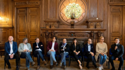 Łódź, 14.05.2019. Od lewej: Stanisław Kierner, Waldemar Zawodziński, Sławomir Murawski, Rafał Janiak, Wojciech Pszoniak, Monika Długosz-Łempicka, Krzysztof Korwin-Piotrowski, Małgorzata Walewska i Michał Sławecki podczas śniadania prasowego w sali jadalnej Pałacu Poznańskiego, przed premierą opery „Człowiek z Manufaktury” w Łodzi. Fot. PAP/G. Michałowski
