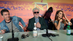 Antonio Banderas, Pedro Almodovar i Penelope Cruz podczas konferencji prasowej dot. filmu „Pain and Glory”. Fot. PAP/EPA