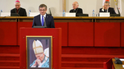 Warszawa, 30.05.2019. Wicepremier, minister kultury Piotr Gliński, metropolita warszawski kardynał Kazimierz Nycz, sekretarz Generalny KEP ks. bp Artur Miziński oraz marszałek Sejmu Marek Kuchciński podczas konferencji „Jan Paweł II: fundamenty demokracji”. Fot. PAP/R. Guz