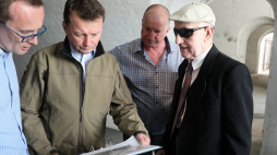 Minister obrony narodowej Mariusz Błaszczak (C), przewodnik Piotr Oleńczak (L), były więzień Stanisław Łoniewski (P) z synem Piotrem (2P) zwiedzają Fort III Twierdzy Modlin w Pomiechówku. Fot. PAP/T. Gzell