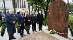 Od lewej: wiceprezydent Krakowa Bogusław Kośmider, sekretarz stanu w Kancelarii Prezydenta RP Wojciech Kolarski, przewodnicząca Zarządu Krajowego Niezależnego Zrzeszenia Studentów Patrycja Serafin, publicysta, dziennikarz i pisarz Bronisław Wildstein oraz wicepremier i minister kultury i dziedzictwa narodowego Piotr Gliński podczas uroczystego odsłonięcia pomnika upamiętniającego Stanisława Pyjasa. Fot. PAP/J. Bednarczyk