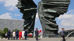 Premier Mateusz Morawiecki (4P - tyłem) złożył kwiaty przed Pomnikiem Powstańców Śląskich. Fot. PAP/A. Grygiel