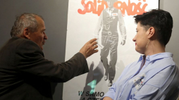 Henryk Wujec i Monika Sarnecka podczas wernisażu wystawy „W samo południe - historia wokół jednego plakatu autorstwa Tomasza Sarneckiego” w Muzeum X Pawilonu Cytadeli Warszawskiej. Fot. PAP/T. Gzell