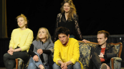 Aktorzy, od lewej Weronika Łukaszewska, Julia Borkowska, Malwina Laska, Ignacy Liss, Bartosz Bednarski podczas próby spektaklu „Śmieszne miłości”. Fot. PAP/A. Rybczyński