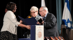 W imieniu Heleny i Stanisława Borowskich oraz Marii i Jana Burbutowskich z rąk ambasador Izraela w Polsce Anny Azari (L) podczas uroczystości wręczenia medali i dyplomów honorowych „Sprawiedliwy wśród Narodów Świata” medal i tytuł odbierają Maria Kozłowska (C) i Jan Burbutowski (P). Fot. PAP/R. Pietruszka