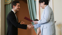 Wanda Zwinogrodzka wręczająca stypendia Ministra Kultury i Dziedzictwa Narodowego. Źródło: MKiDN/ fot. D. Matloch 