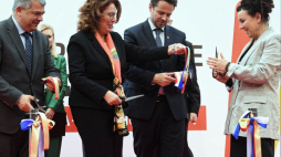 Warszawa, 23.05.2019. Prezydent miasta Rafał Trzaskowski, wicemarszałek Sejmu Małgorzata Kidawa-Błońska, ambasador Rumunii w Polsce Ovidiu Dranga oraz pisarka Olga Tokarczuk podczas otwarcia 10. Warszawskich Targów Książki w Warszawie.  PAP/R. Pietruszka