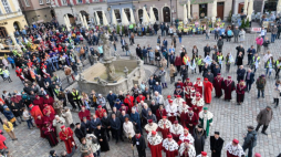 W ramach obchodów 100-lecia Uniwersytetu Poznańskiego odbył się przemarsz senatów UAM, UMP, UPP i AWF z poznańskiej katedry do Collegium Minus Uniwersytetu im. Adama Mickiewicza. Fot. PAP/J. Kaczmarczyk