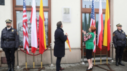 Ambasador USA w Polsce Georgette Mosbacher i prezydent Warszawy Rafał Trzaskowski podczas uroczystego odsłonięcia tablicy upamiętniającej dwudziestego ósmego prezydenta Stanów Zjednoczonych Thomasa Woodrowa Wilsona na kamienicy przy placu Wilsona 2 w Warszawie. (kf) PAP/T. Gzell