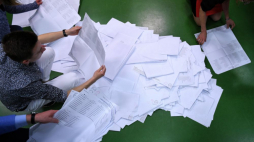 Liczenie głosów w jednej z komisji wyborczych na Podkarpaciu. PAP/D. Delmanowicz