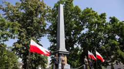 Uroczystość złożenia kwiatów przed pomnikiem Unii Lubelskiej podczas obchodów 450. rocznicy zawarcia Unii. Fot. PAP/W. Jargiło