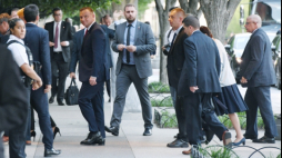 Waszyngton, Stany Zjednoczone Ameryki, 11.06.2019. Prezydent RP Andrzej Duda (C) w drodze do rezydencji Blair House w Waszyngtonie, 11 bm. Prezydent Andrzej Duda wraz z małżonką rozpoczął oficjalną wizytę w Stanach Zjednoczonych Ameryki. Fot. PAP/R. Pietruszka