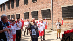 Oświęcim, 14.06.2019. Zapalenie zniczy 14 bm. w Oświęcimiu pod Ścianą Straceń w obozie Auschwitz z okazji Obchodów Narodowego Dnia Pamięci Ofiar Niemieckich Nazistowskich Obozów Koncentracyjnych i Obozów Zagłady w rocznicę pierwszego transportu Polaków do Auschwitz. Fot. PAP/A. Grygiel