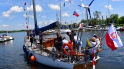 Szczecin, 14.06.2019. Polski jednomasztowy jacht żaglowy Dar Szczecina wpływa do centrum Szczecina, 14 bm. z okazji świętowania 50-lecia wodowania jednostki. Żaglowiec zacumuje przy miejscowym Nadbrzeżu Starówka. Fot. PAP/M. Bielecki