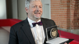 Warszawa, 07.06.2019. Włoski skrzypek i dyrygent, Fabio Biondi uhonorowany medalem „Odwaga i Wiarygodność”, 7 bm. w Warszawie podczas IX Kongresu Polska Wielki Projekt. Odznaczenie to jest wręczane osobom aktywnie działającym na rzecz kongresu oraz wizerunku Polski i jej obywateli w świecie. Fot. PAP/W. Olkuśnik
