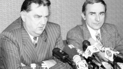 Warszawa, 1992-06-04. Premier Jan Olszewski (L) i szef Urzędu Ochrony Państwa (UOP) Piotr Naimski (P) odpowiadają na pytania dziennikarzy, podczas konferencji prasowej w Urzędzie Rady Ministrów. Fot. PAP/A. Rybczyński
