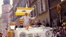 Warszawa, 02.06.1979. I pielgrzymka do Polski papieża Jana Pawła II. Nz. przyjazd Ojca Świętego z lotniska (białym terenowym samochodem marki Star, ze specjalnie zbudowanym tronem) pod katedrę pw. św. Jana Chrzciciela. Z prawej siedzi osobisty sekretarz papieża ksiądz Stanisław Dziwisz. Fot. PAP/L. Łożyński