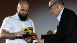 Kraków, 01.06.2019. Reżyser Grzegorz Paprzycki (L) odbiera z rąk dramaturg Macieja Karpińskiego (P) nagrodę Złoty Lajkonik dla najlepszego reżysera w Konkursie polskim podczas ceremonii zakończenia 59. Krakowskiego Festiwalu Filmowego w Kinie Kijów, 1 bm. w Krakowie.Fot. PAP/J. Bednarczyk