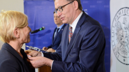 Warszawa, 12.06.2019. Prezes IPN Jarosław Szarek (P) odznaczył aktorkę Krystynę Froelich-Przybylską (L) podczas uroczystości wręczenia Krzyży Wolności i Solidarności, 12 bm. w Warszawie. Fot. PAP/J. Kamiński