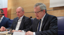 Gdańsk, 03.06.2019. Wicepremier, minister kultury i dziedzictwa narodowego Piotr Gliński (C), wiceminister kultury i dziedzictwa narodowego Jarosław Sellin (L) i dyrektor Muzeum II Wojny Światowej w Gdańsku Karol Nawrocki (2L) podczas wizyty na Westerplatte, Fot. PAP/A. Warżawa