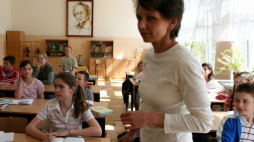 Przemyśl, 26.04.2019. Zakończenie roku szkolnego przez uczniów klas maturalnych w I Liceum Ogólnokształcącym im. Juliusza Słowackiego w Przemyślu, 26 bm. Fot. PAP/D. Delmanowicz