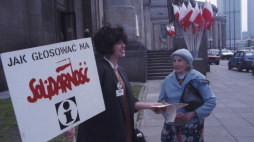 Warszawa 04.06.1989. Wybory parlamentarne (tzw. Wybory czerwcowe, Wybory do Sejmu Kontraktowego). Nz. punkt informacyjny Komitetu Obywatelskiego Solidarność, przed Pałacem Kultury i Nauki. Fot. PAP/I. Sobieszczuk 