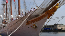 Szczecin, 12.06.2019. Żaglowiec Juan Sebastian de Elcano w szczecińskiej Łasztowni, 12 bm. To pierwsza wizyta jednego z największych na świecie żaglowców w naszym kraju. Okręt przypłynął do Szczecina w związku z imprezą Dni Morza 2019. Fot. PAP/M. Bielecki