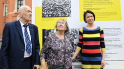 Warszawa, dziedziniec Zamku Królewskiego, 02.06.2019. Marszałek senior Sejmu Kornel Morawiecki (L) wraz z żoną i córką Martą (P) podczas wernisażu wystawy IPN „Wstańcie, chodźmy… Pierwsza pielgrzymka Jana Pawła II do Polski 2–10 czerwca 1979 r.” pozują do pamiątkowego zdjęcia przy fotografii transparentu, który został wykonany przez Jadwigę Morawiecką z okazji pielgrzymki Jana Pawła II do Polski i był trzymany w tłumie w trakcie mszy na krakowskich Błoniach 10 06 1979 r. Fot. PAP/R. Pietruszka 