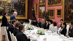 Książę Akishino (5P) z księżną Kiko (4P) wzięli udział w uroczystym śniadaniu wydanym na ich cześć w Sukiennicach. Fot. PAP/J. Bednarczyk