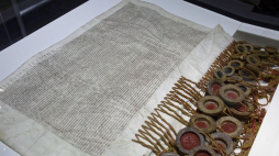 Kopia konserwatorska aktu Unii Lubelskiej ze zbiorów Muzeum Historii Polski, która będzie eksponowana na stałej wystawie placówki, zaprezentowana w ramach obchodów 450. rocznicy zawarcia Unii. Lublin, 30.06.2019. Fot. PAP/W. Jargiło
