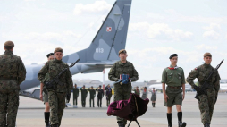 Uroczystość w 1. Bazie Lotnictwa Transportowego w Warszawie po przylocie samolotu CASA C-295M z urną z prochami legendarnego dowódcy Batalionu „Zośka” kpt. Ryszarda Białousa „Jerzego" z amerykańskiej bazy lotniczej Ramstein. Fot. PAP/L. Szymański