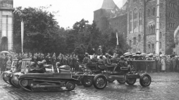 Armaty przeciwlotnicze Bofors wz. 36 holowane przez ciągniki C2P podczas uroczystości w Poznaniu z okazji rocznicy Bitwy Warszawskiej 1920 r. i Święta Żołnierza. 15.08.1939. Fot. NAC
