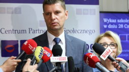  Minister Edukacji Narodowej Dariusz Piontkowski (L) oraz sekretarz stanu w Ministerstwie Edukacji Narodowej Marzena Machałek (P) przed spotkaniem z przedstawicielami Związku Nauczycielstwa Polskiego. Fot. PAP/T. Gzell