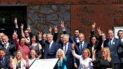 Gdańsk, 04.06.2019. Sygnatariusze "Gdańskiej deklaracji wolności i solidarności", m.in. prezydent m.st. Warszawy Rafał Trzaskowski, była rzeczniczka prasowa rządu Tadeusza Mazowieckiego Małgorzata Niezabitowska, przewodnicząca Rady Miasta Gdańska Agnieszka Owczarczak, wdowa po prezydencie Gdańska, europosłanka Magdalena Adamowicz: drugi rząd: marszałek województwa pomorskiego Mieczysław Struk, prezydent Gdańska Aleksandra Dulkiewicz, przewodniczący Rady Europejskiej Donald Tusk. Fot. PAP/A. Warżawa