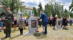 Uroczystość odsłonięcia tablic upamiętniających Jadwigę Długoborską i Lucynę Radziejowską w Ostrowi Mazowieckiej, zamordowanych za pomoc Żydom w czasie okupacji niemieckiej. Fot. PAP/P. Piątkowski
