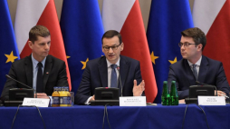 Warszawa, 17.06.2019. Minister edukacji narodowej Dariusz Piontkowski, premier Mateusz Morawiecki, rzecznik prasowy rządu Piotr Mueller podczas sesji plenarnej okrągłego stołu w sprawie edukacji i oświaty w Warszawie. Fot. PAP/M. Obara