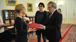 Piotr Gliński wręcza powołanie Ewie Wytrążek. Źródło: MKiDN