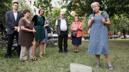 Siostrzenica uhonorowanej Anna Rycombel (P) odsłania kamień poświęcony pamięci Eweliny Lipko-Lipczyńskiej w warszawskim Ogrodzie Sprawiedliwych. Fot. PAP/P. Supernak