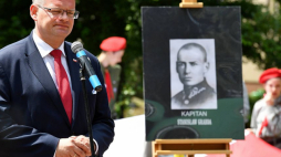 Szef Urzędu ds. Kombatantów i Osób Represjonowanych Jan Józef Kasprzyk podczas uroczystości w Chmielniku pośmiertnego mianowania na wyższy stopień wojskowy żołnierza NSZ i AK por. Stanisława Grabdy. Fot. PAP/P. Polak