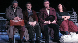 Spektakl „Pieszo” Sławomira Mrożka w reż. Kazimierza Kutza w krakowskim Starym Teatrze: Andrzej Hudziak (L) jako Nauczyciel, Michał Czachor jako Syn, Jerzy Trela jako Ojciec i Anna Dymna jako Baba. 2003 r. Fot. PAP/J. Bednarczyk