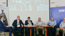 Prezes Instytutu Pamięci Narodowej dr Jarosław Szarek (L), pracownik Archiwum IPN dr Mariusz Żuławnik (2L), dyrektor Centrum Historii Winnicy Oleksandr Fedoryszyn (P) i dyrektor Archiwum Państwowego w Winnicy Jurij Legun (2P) podczas spotkania. Fot. PAP/W. Olkuśnik