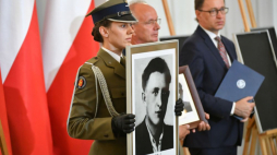 Prezes Instytutu Pamięci Narodowej Jarosław Szarek (P) i wiceprezes IPN Krzysztof Szwagrzyk (2P) podczas uroczystości wręczenia not identyfikacyjnych członkom rodzin ofiar totalitaryzmu komunistycznego. Fot. PAP/P. Nowak
