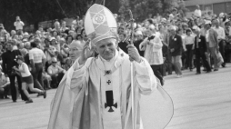 Ojciec Święty na placu Zwycięstwa. Fot. PAP/T. Walczak