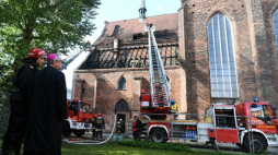 Gdańsk, 02.06.2019. Metropolita gdański abp Sławoj Leszek Głódź (3L) podczas akcji dogaszania pożaru zabytkowego kościoła św. Piotra i Pawła, 02 bm. na Żabim Kruku w Gdańsku. Do wybuchu pożaru doszło rano. W akcji bierze udział 28 zastępów straży pożarnej. Fot. PAP/A. Warżawa